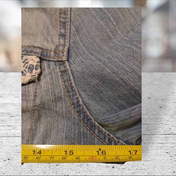 Harper distressed with lace overlay on light wash denim jacket size M - Picture 6 of 14